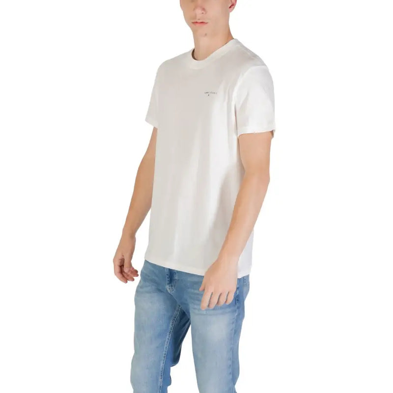 Weißer Baumwoll-Rundhalsausschnitt t-shirt mit kleinem gesticktem Logo auf der linken Brustseite von Tommy Hilfiger Jeans Herrenkollektion