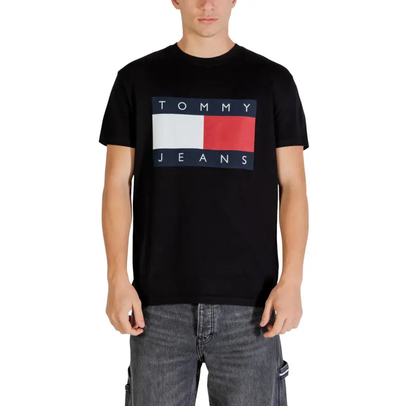 Jeans noirs Tommy Hilfiger pour hommes t-shirt avec un logo rectangulaire audacieux orné de rayures blanches, rouges et bleu marine