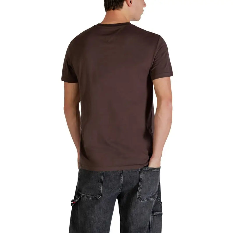 Tommy Hilfiger Jeans Männer t-shirt in dunkelbraunem Kurzarm-T-Shirt mit Rundhalsausschnitt und glatter Stoffstruktur