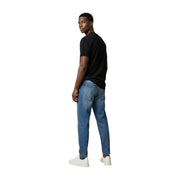 Un jean en denim bleu délavé moyen, à la coupe droite classique, de Tommy Hilfiger collection homme