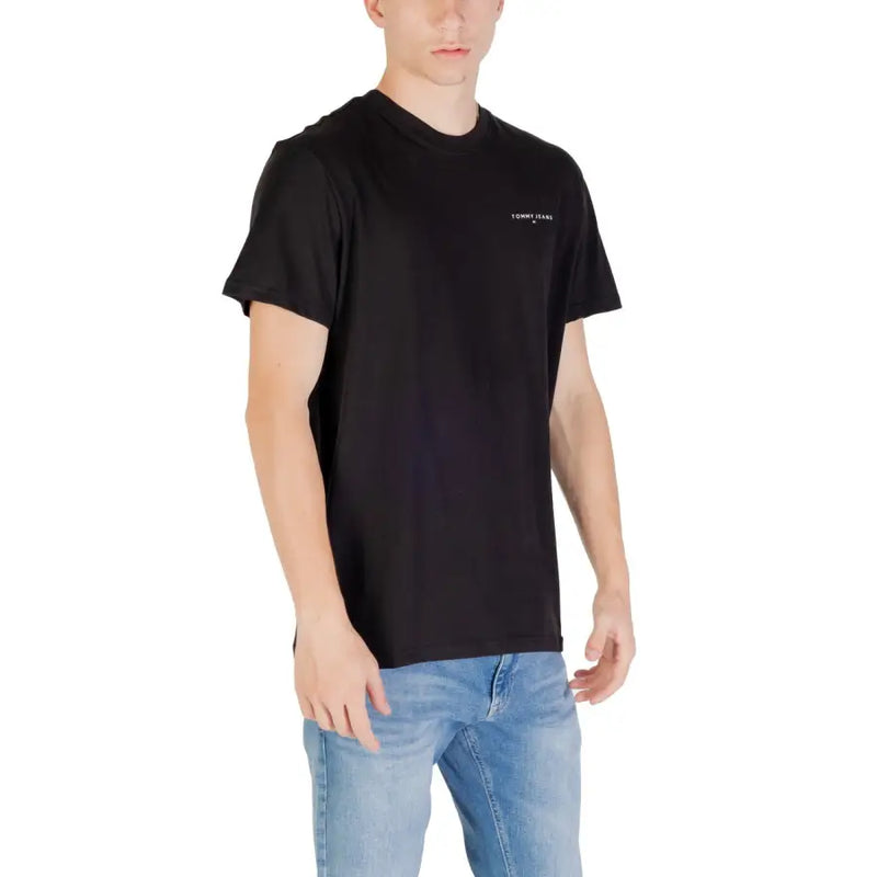 Tommy Hilfiger Herrenjeans t-shirt Schwarz mit dezentem weißen Logo auf der Brust, aus komfortablem Stoff