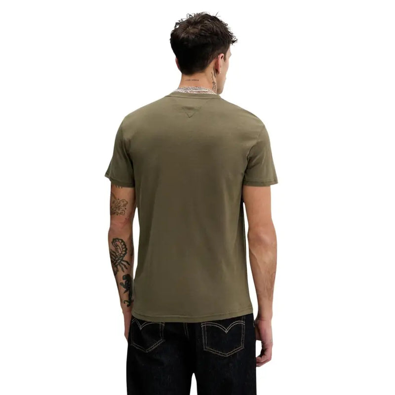 Olivgrüne Baumwolle t-shirt mit dezentem dreieckigem Logo am Halsausschnitt aus der Tommy Hilfiger Jeans Herrenkollektion