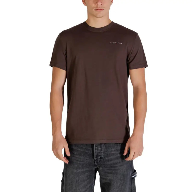 Tommy Hilfiger Jeans Männer t-shirt aus braunem Baumwollstoff mit einem dezenten weißen Logo auf der Brust