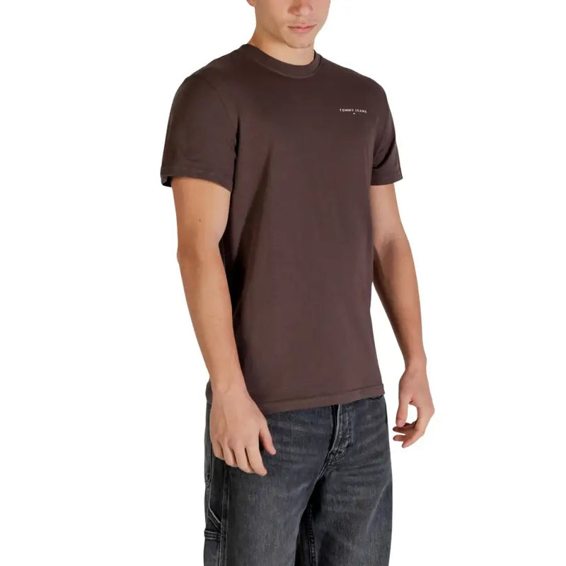 Braunes Baumwoll-T-Shirt von Tommy Hilfiger mit Rundhalsausschnitt t-shirt für Herren mit einem kleinen weißen Logo auf der linken Brust