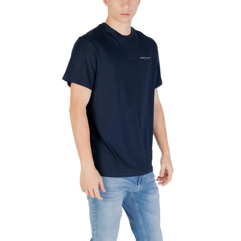 Marineblau Tommy Hilfiger Jeans Herren t-shirt mit einem kleinen weißen Logo auf der linken Brust, lässiger Stil