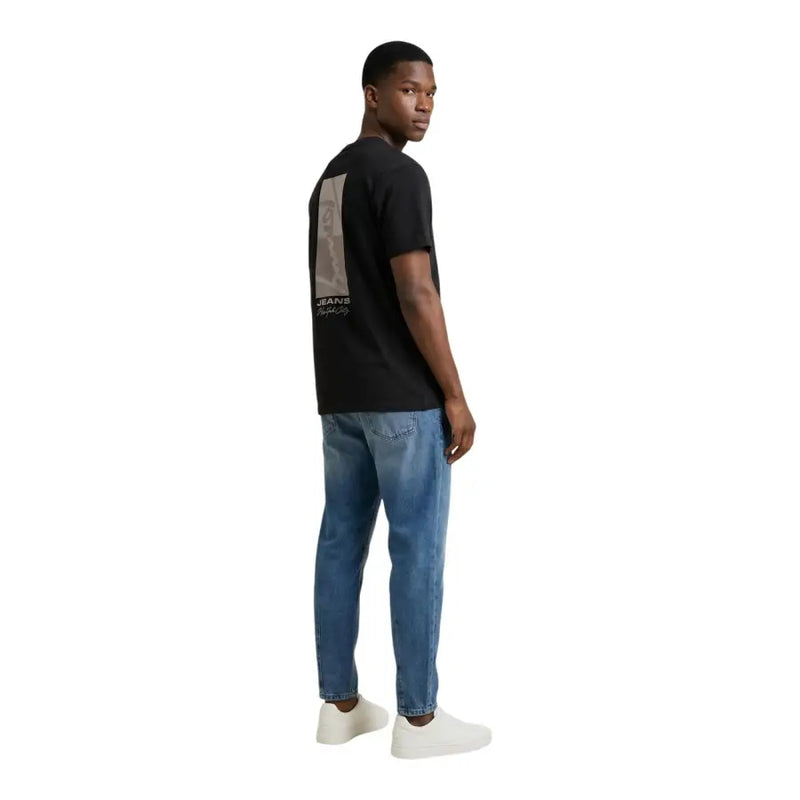 Dos d'un t-shirt noir à manches courtes en coton t-shirt par Tommy Hilfiger Jeans avec un graphique rectangulaire gris et du texte