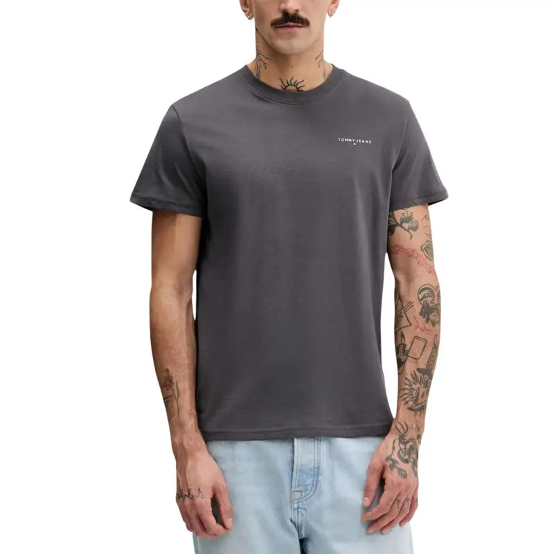 Dunkelgrau Tommy Hilfiger Jeans Männer t-shirt mit einem kleinen weißen Logo aus Baumwollmaterial auf der linken Brust