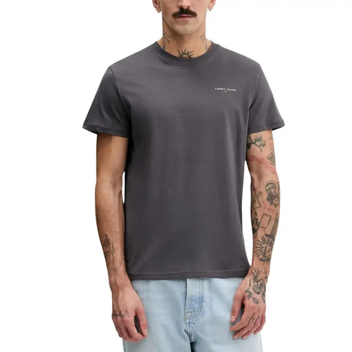 Dunkelgrau Tommy Hilfiger Jeans Männer t-shirt mit einem kleinen weißen Logo aus Baumwollmaterial auf der linken Brust