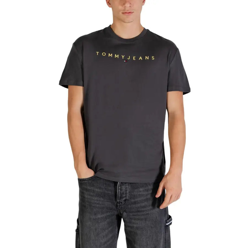 Tommy Hilfiger Jeans Männer t-shirt aus schwarzem Baumwollstoff mit goldener Schrift auf der Brust