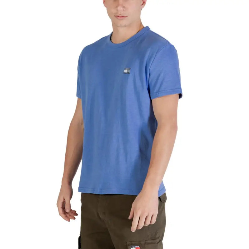 Blaues Tommy Hilfiger Jeans Herren-T-Shirt aus hellblauer Bio-Baumwolle mit kurzen Ärmeln und Logo-Patch auf der linken Brust.