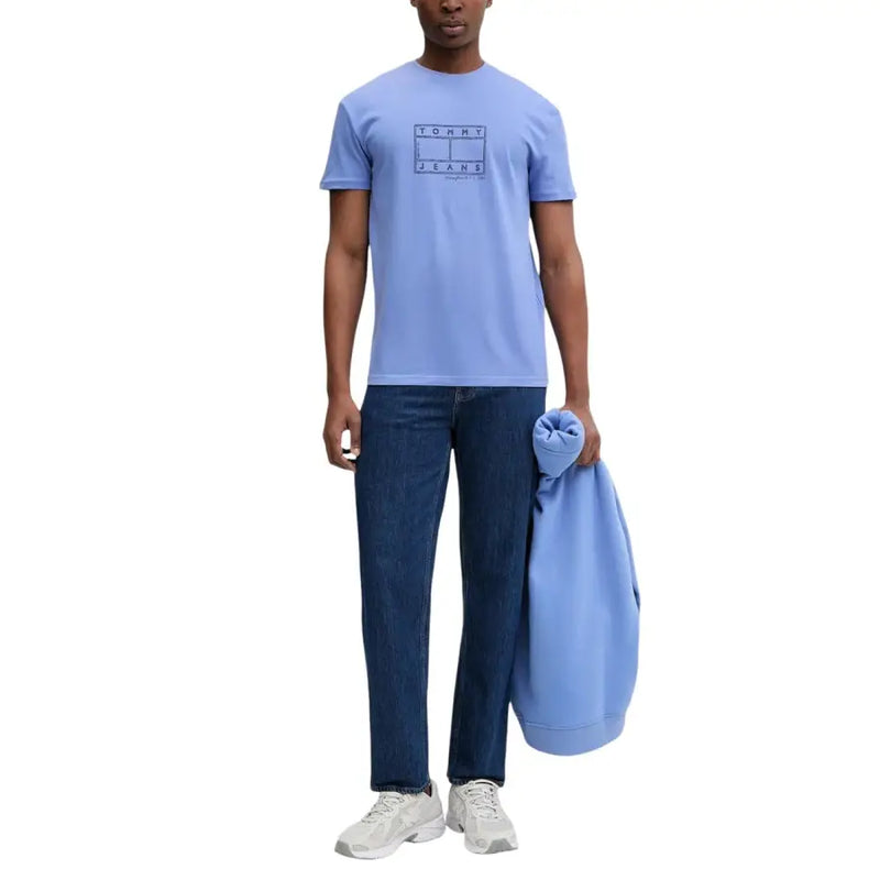 Light blue tommy hilfiger jeans men t shirt made of organic cotton with navy blue tennis court logo on the chest