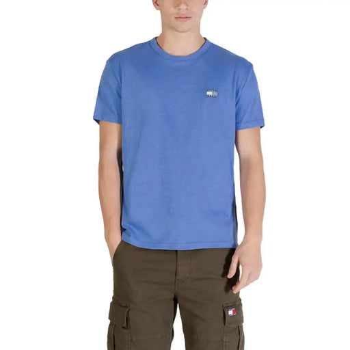 Tommy Hilfiger Jeans Herren-T-Shirt aus hellblauer Bio-Baumwolle mit kleinem rechteckigem Logo-Patch auf der linken Brust
