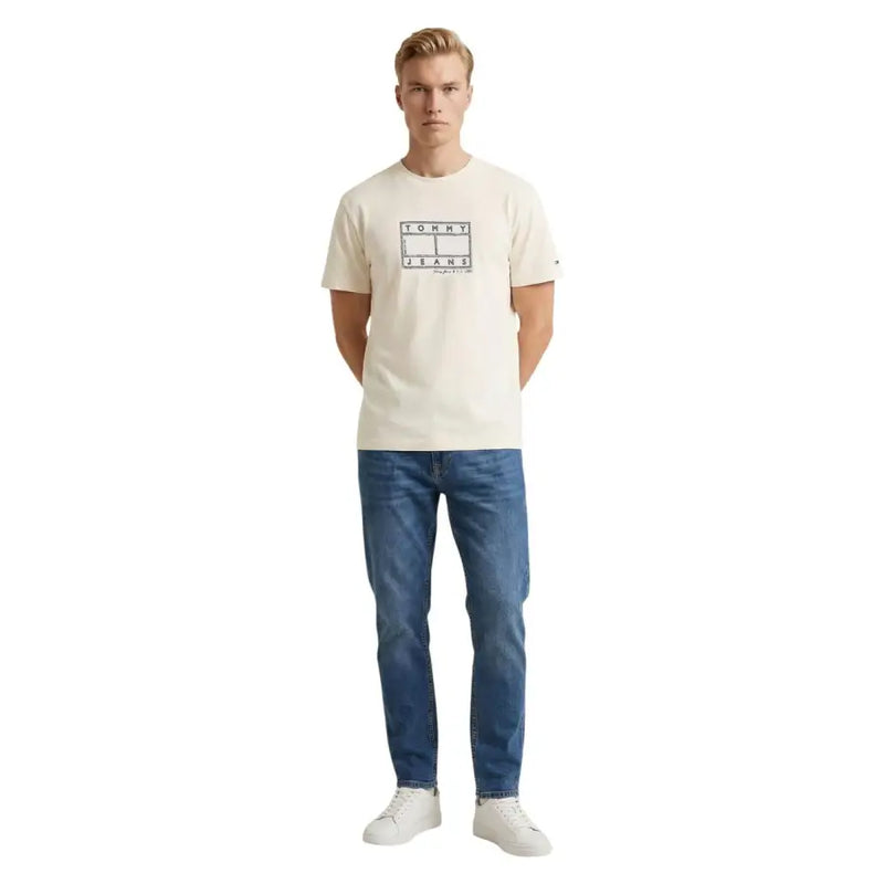 Cream-colored tommy hilfiger jeans men t shirt in organic cotton with black logo and tennis court design on front