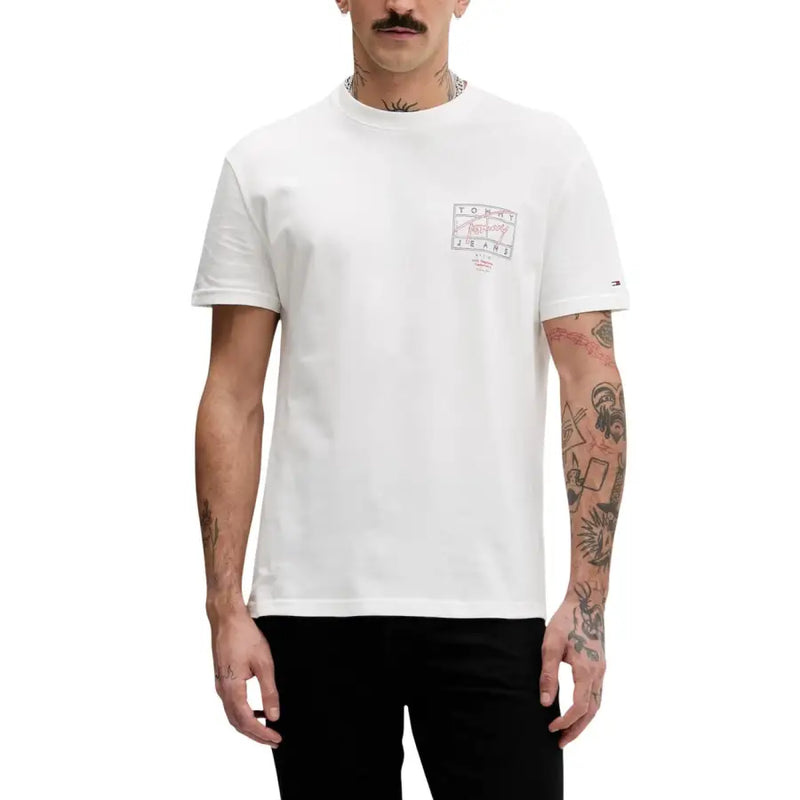 Tommy Hilfiger Jeans hommes t-shirt En coton blanc avec un discret logo rectangulaire sur la poitrine et une étiquette de marque sur la manche