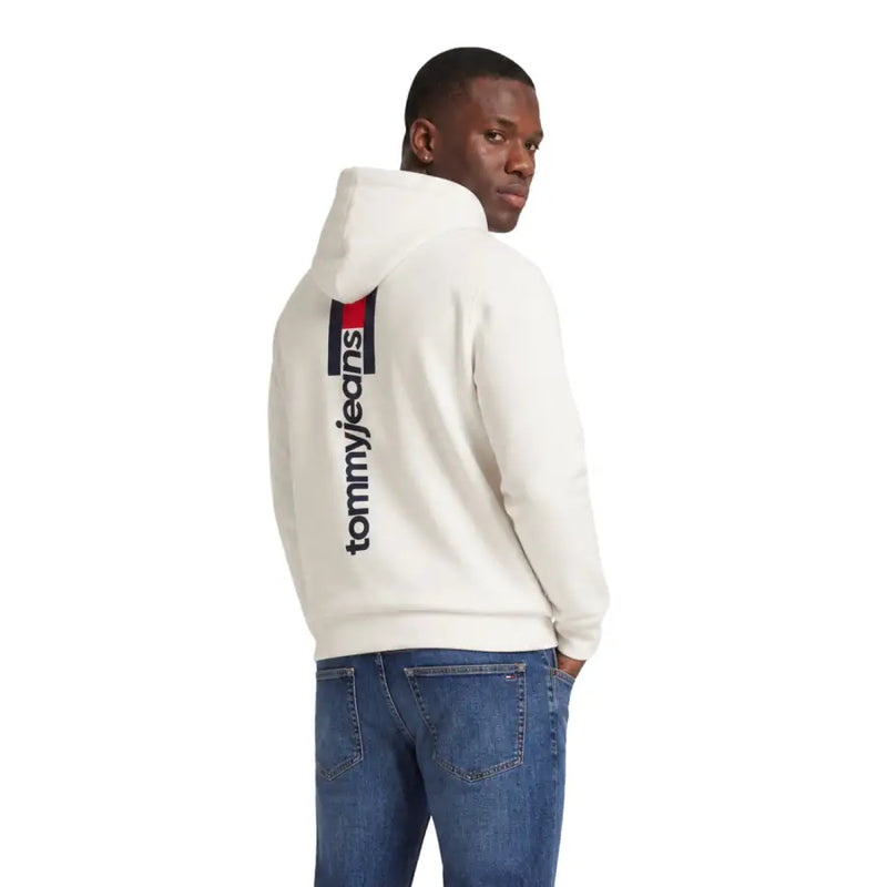 Cremefarbene Tommy Hilfiger Jeans Herren, weißer Sweatshirt-Hoodie aus Bio-Baumwolle mit vertikalem schwarzem Logo und Streifen auf der Rückseite