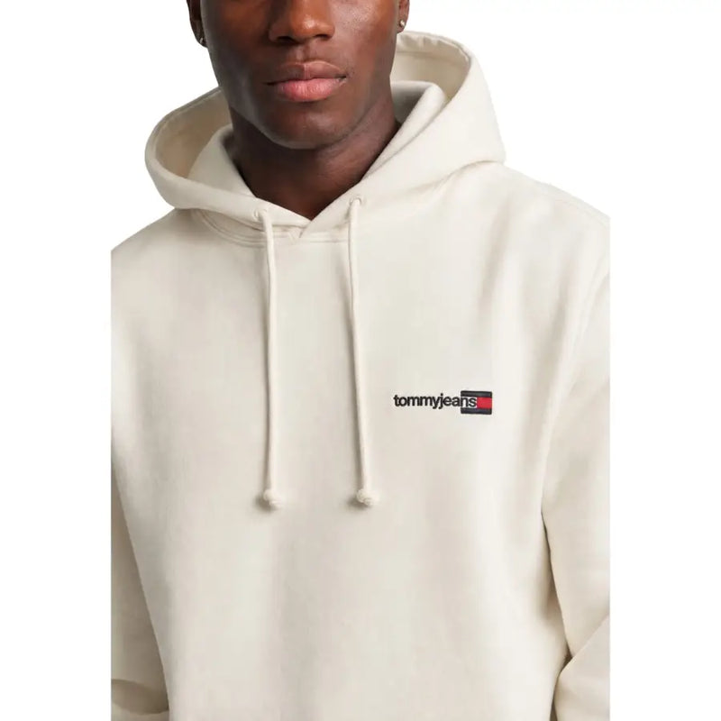 Cremefarbene Tommy Hilfiger Jeans für Herren, weißer Hoodie aus Bio-Baumwolle mit dezent gesticktem Logo auf der Brust