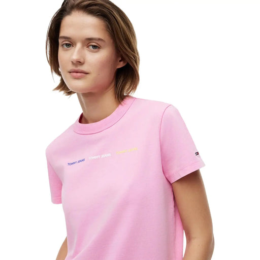 Pinkfarbenes Tommy Hilfiger Jeans Damen-T-Shirt aus Bio-Baumwolle mit dezentem Farbverlaufslogo und kleinem Markenetikett am Ärmel