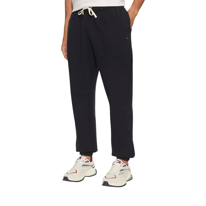 Tommy Hilfiger Schwarze Herren-Fleecehose mit weißem Kordelzug und rot-weiß-blauem Logo am linken Bein (Baumwollmischgewebe)