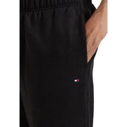 Schwarze Tommy Hilfiger Herren-Fleecehose mit dezentem Gummibund und gesticktem Flaggenlogo am Unterschenkel