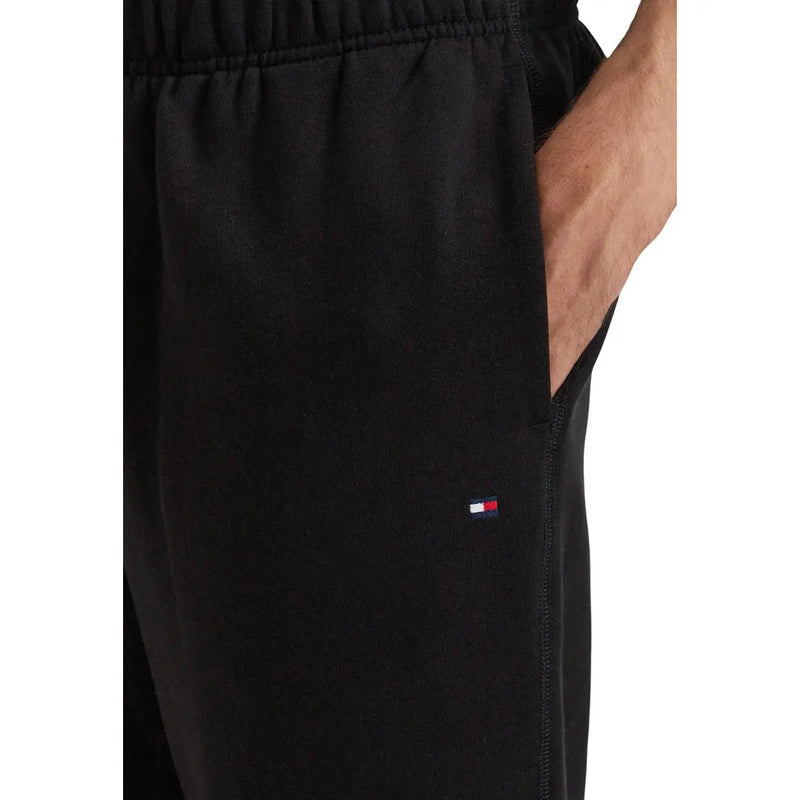 Schwarze Tommy Hilfiger Herren-Fleecehose mit dezentem Gummibund und gesticktem Flaggenlogo am Unterschenkel