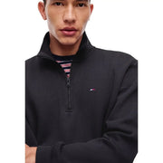 Schwarzes Tommy Hilfiger Herren-Fleece-Sweatshirt mit halbem Reißverschluss, dezent strukturierter Webart, Bio-Baumwolle und gesticktem Flaggenlogo