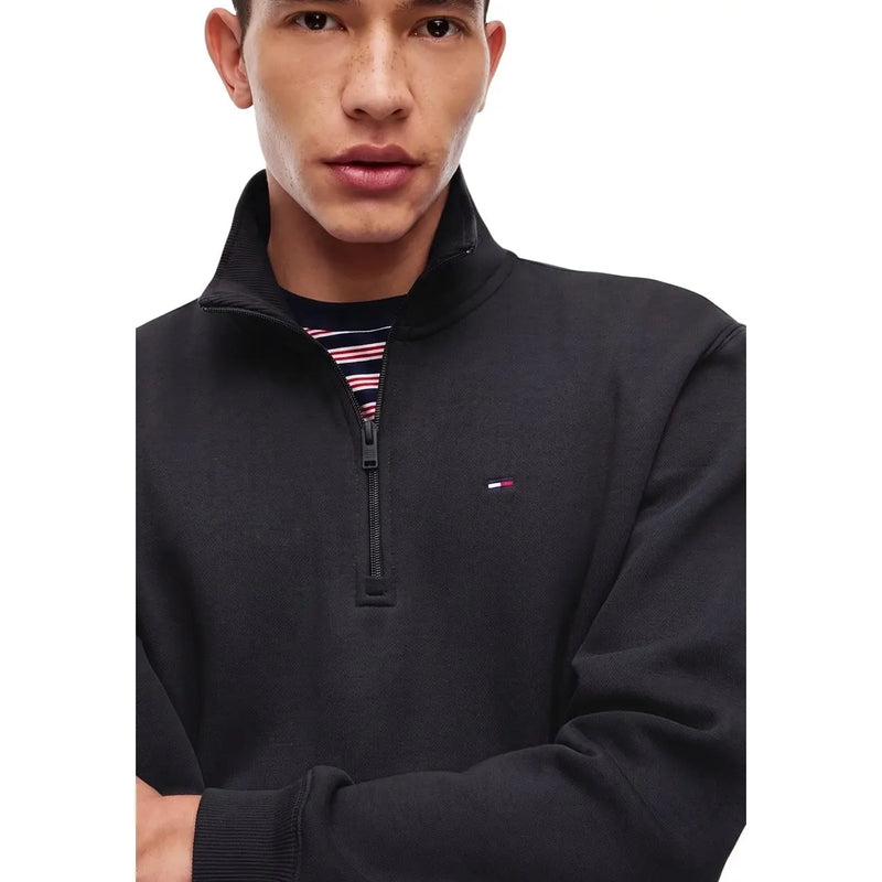 Schwarzes Tommy Hilfiger Herren-Fleece-Sweatshirt mit halbem Reißverschluss, dezent strukturierter Webart, Bio-Baumwolle und gesticktem Flaggenlogo