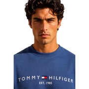 Tommy Hilfiger Herren-Sweatshirt aus blauer Baumwolle mit weißem Logo und „est“-Detail auf der Vorderseite für lässige Kleidung
