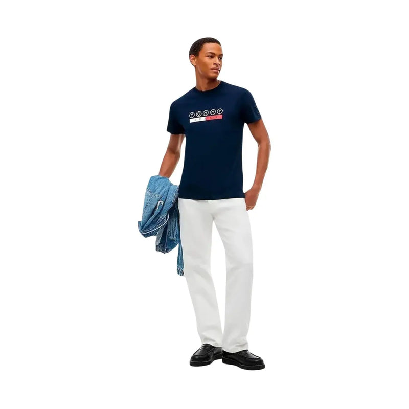 Tommy Hilfiger Blaues Herren-T-Shirt aus Bio-Baumwolle mit weißem und rotem Logo-Design auf der Vorderseite