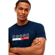Marineblaues Tommy Hilfiger Herren-T-Shirt aus Bio-Baumwolle mit weißem und rotem Logo-Design auf der Vorderseite