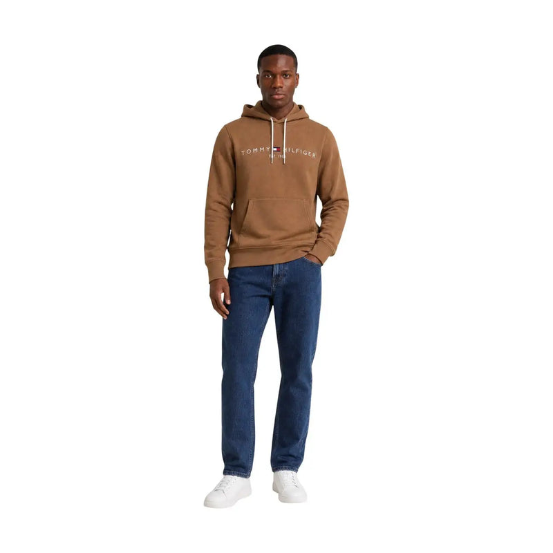 Tommy Hilfiger Herren-Hoodie aus brauner Baumwolle mit beigem Stoff, weißem Logo und passenden Kordelzügen.