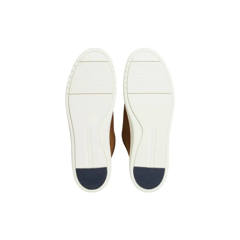 Tommy Hilfiger Braune Wildledermokassins für Herren mit weißen Gummisohlen und marineblauen Fersenkappen, von der Rückseite gesehen