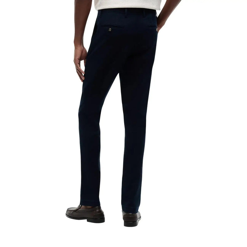 Rückseite der Tommy Hilfiger Herren-Baumwollhose, Modell Denton Fit, in Dunkelblau mit Webstruktur und gesticktem Logo