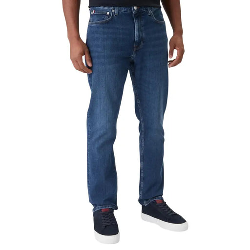 Tommy Hilfiger Jean homme bleu en coton biologique, coupe slim, denim bleu foncé, jambe droite classique et coutures apparentes