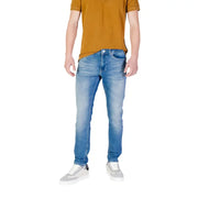 Tommy hilfiger men blue slim fit denim jeans with faded wash and plain front and back pockets visible from the back side