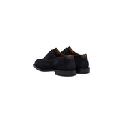 Marineblaue Wildlederschuhe von Tommy Hilfiger für Herren, Oxford-Stil, mit schwarzen Gummisohlen und einem rot-weiß-blauen Logo an der Fersenlasche.