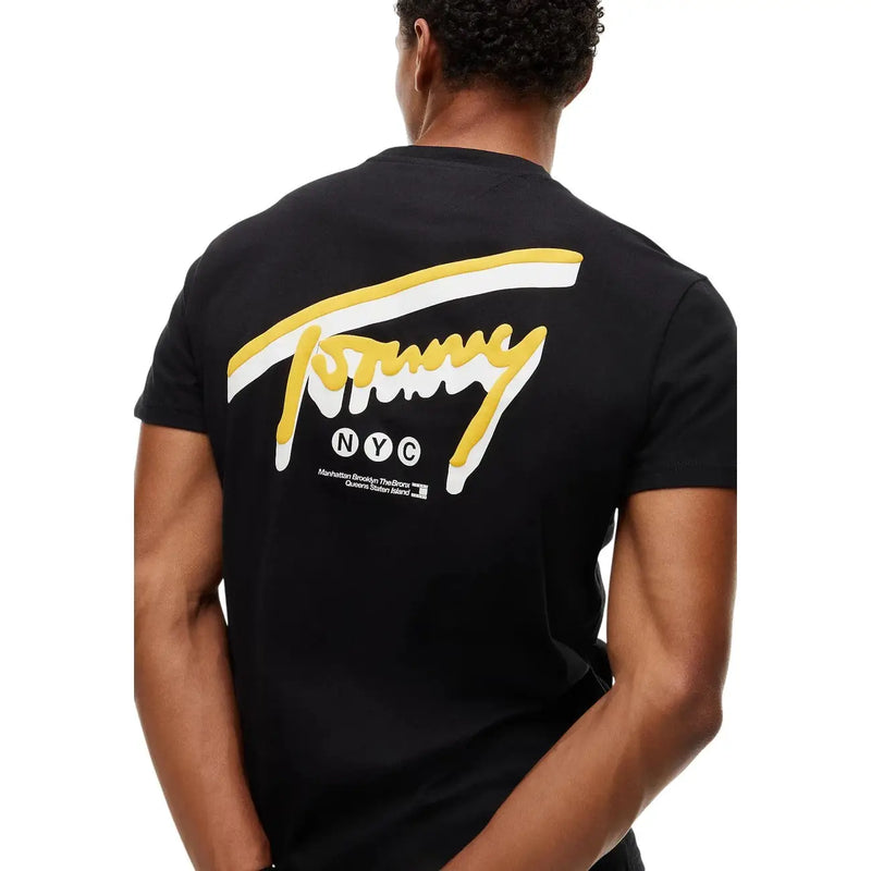 Schwarzes Tommy Hilfiger Herren-T-Shirt aus Bio-Baumwolle mit auffälligem gelb-weißem Logo und NYC-Schriftzug auf der Rückseite