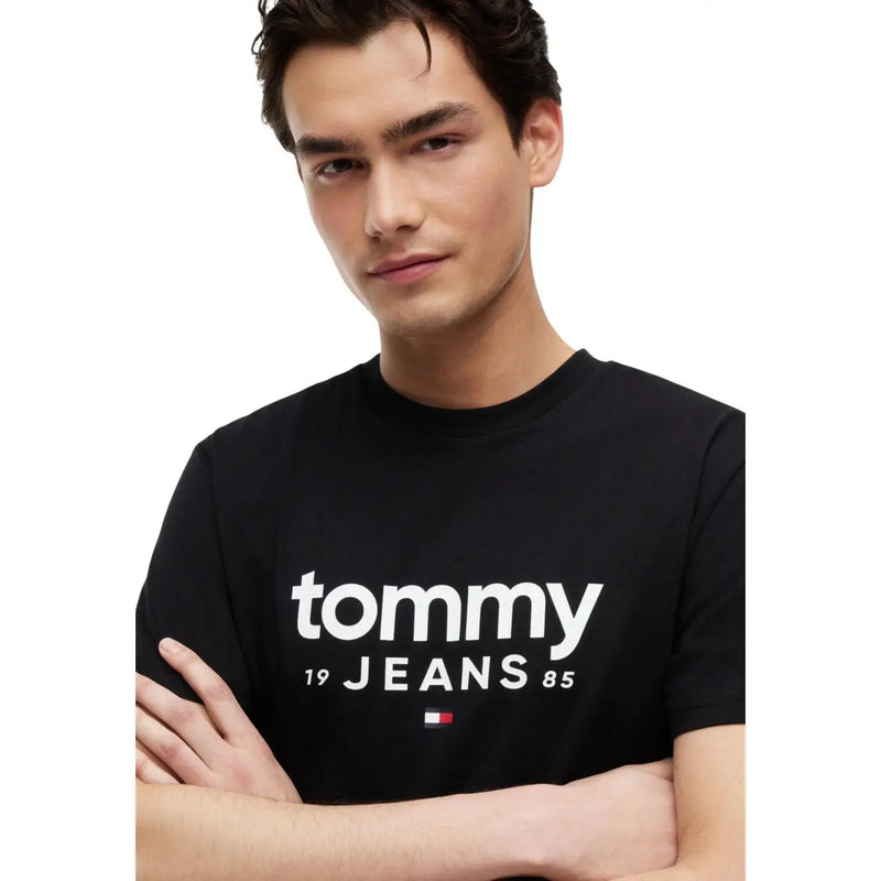 Tommy Hilfiger Schwarzes Herren-T-Shirt aus Bio-Baumwolle mit weißem Tommy 19 Jeans 85-Logo und Flaggenemblem auf der Vorderseite