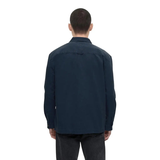 Tommy Hilfiger Herrenhemd aus Bio-Baumwolle in Blau, von hinten gesehen, mit Details zur dunkelblauen, langärmeligen Arbeitsjacke