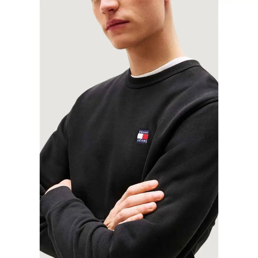 Black Tommy Hilfiger men’s organic cotton crew-neck sweatshirt with small flag logo