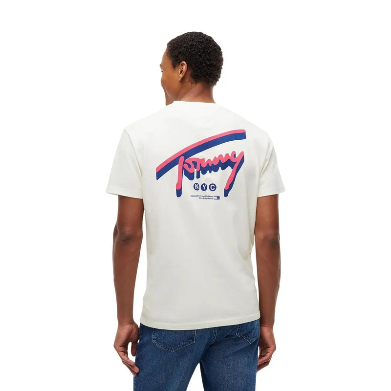 Tommy Hilfiger Weißes Herren-T-Shirt aus Bio-Baumwolle mit auffälligem pink-blauem Tommy NYC Retro-Grafiklogo