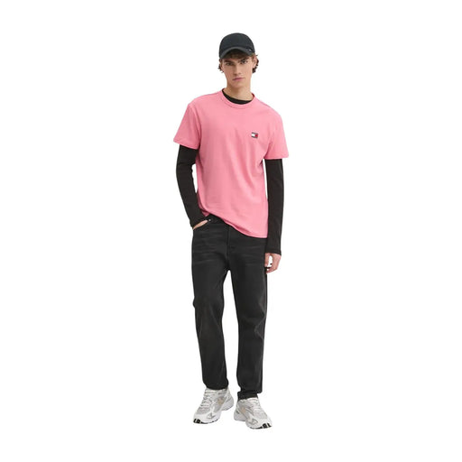 Tommy Hilfiger Rosa Herren-T-Shirt aus Bio-Baumwolle mit schwarzem Rippstrick-Rundhalsausschnitt und Ärmelbündchen in normaler Passform