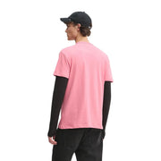 Tommy Hilfiger Herren-T-Shirt aus rosa Bio-Baumwolle, normale Passform, getragen über einem schwarzen Langarmshirt
