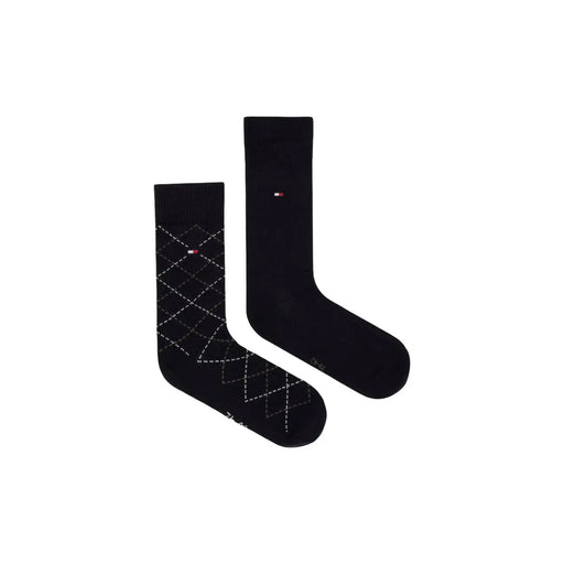 Tommy Hilfiger Herrensocken aus Baumwolle, schwarz mit Argyle-Muster, 2er-Pack (ein Paar mit silberfarbenem Argyle-Muster, das andere einfarbig schwarz).