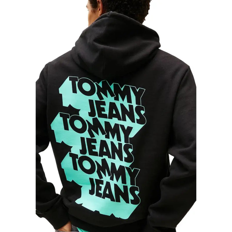 Vue arrière du sweat-shirt Tommy Hilfiger pour homme, en coton biologique noir, avec le logo Tommy Jeans superposé en noir et turquoise.