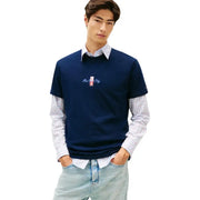 Tommy Hilfiger T-shirt homme bleu marine à manches courtes avec logo brodé de New York, en coton biologique, porté sur une chemise à carreaux
