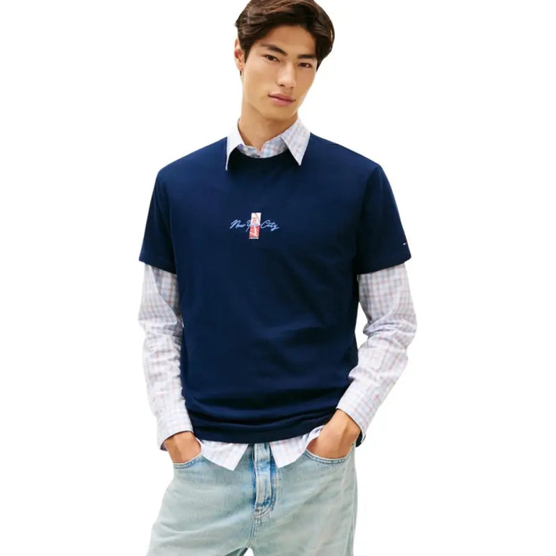 Tommy Hilfiger T-shirt homme bleu marine à manches courtes avec logo brodé de New York, en coton biologique, porté sur une chemise à carreaux