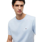 Hellblau Tommy Hilfiger Herren-T-Shirt aus Bio-Baumwolle mit normaler Passform und kleinem, gesticktem Logo auf der Brust