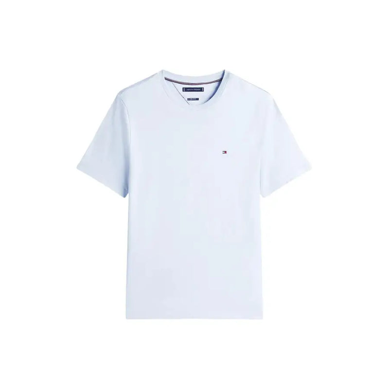 Weißes Tommy Hilfiger Kurzarmhemd t-shirt mit dezentem Logo auf der linken Brust, aus hellblauer Bio-Baumwolle, normale Passform