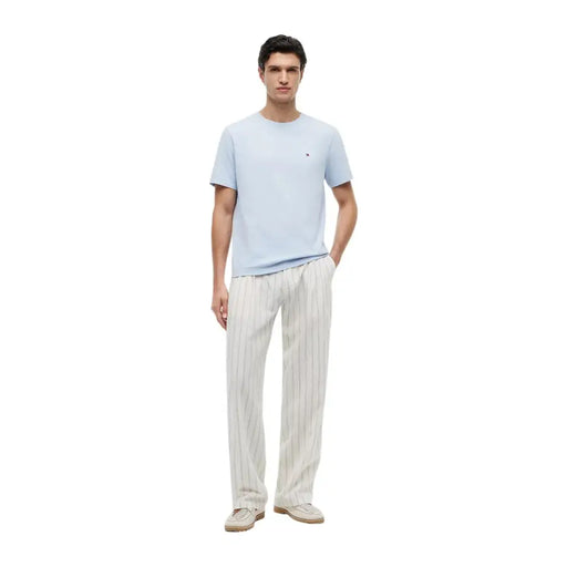 Tommy Hilfiger Herren-T-Shirt, hellblau, kurzärmelig, aus Bio-Baumwolle, normale Passform, mit kleinem, gesticktem Logo auf der linken Brust.