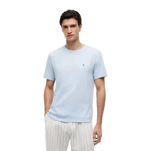 Hellblaues Tommy Hilfiger Herren-T-Shirt aus Bio-Baumwolle mit kurzen Ärmeln und kleinem Logo auf der linken Brust.